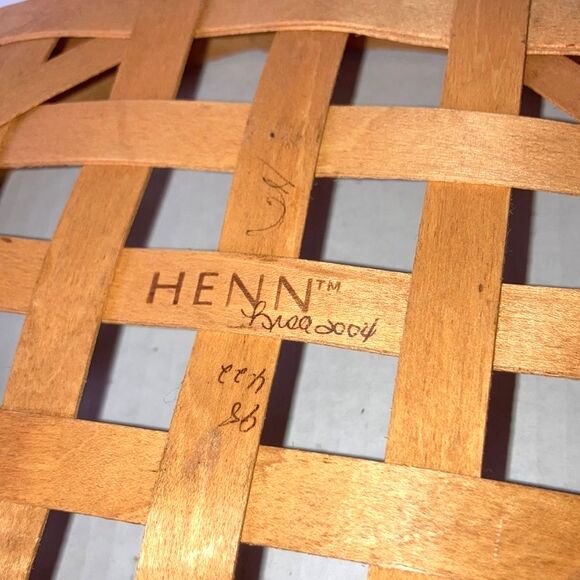 GERALD HENN Round Woven Basket 10 Inch Diameter Signed - Picture 6 of 7